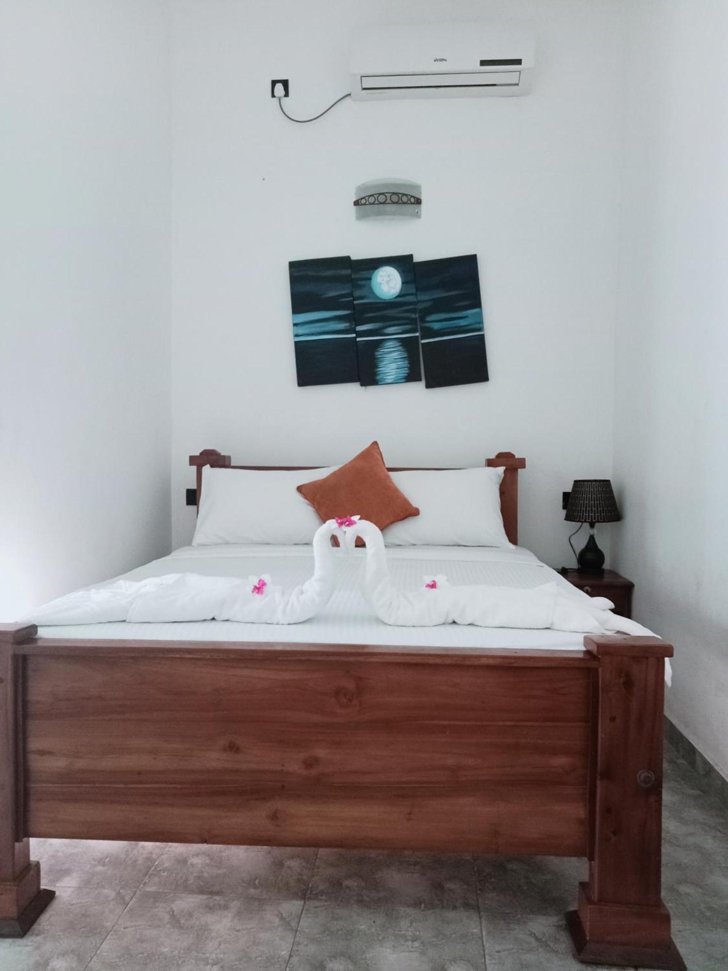 Oviniru Beach Hotel Негомбо Экстерьер фото